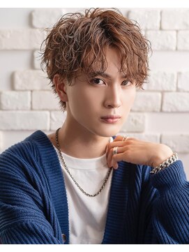 オーシャントーキョーウエスト 心斎橋 (OCEAN TOKYO WEST) 波巻きパーマ センターパート 束感マッシュ ツーブロック