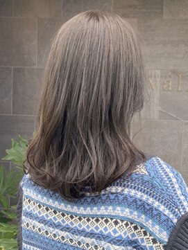 メゾン アヴァロ(Maison Avallo) カーキグレージュカラーのレイヤーミディアム