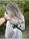 春のトレンド外国人風バレイヤージュとホワイトアッシュの巻き髪