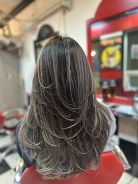 ロック フィールド グレージュバレイヤージュ×レイヤーカットで最旬の垢抜けヘアに