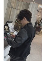 ノーム バイ アウラ(norm. by aura) センターパートフェザーパーマニュアンスパーマメンズヘア