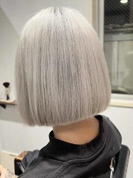 ニフティ(NIFTY) ケアブリーチ ホワイトシルバー ボブ/ケアカラー/熊本/上通