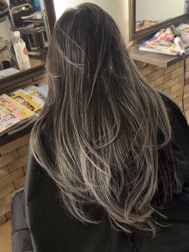 ゼウス(Zeus.) 海外ヘアーハッシュカットレイヤーカットハイライトカラー