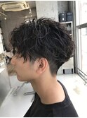 センターパートツイストスパイラルパーマメンズ波巻きパーマ