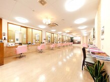 ヘアーサロン リュウズ(HairSalon Ryu's)の雰囲気（広い空間なので隣の席も気にならないので、ゆっくりすごせます。）