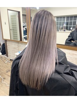 バズ(BUZZ)の写真/【透明感ある最旬イマドキカラーで周囲の目線1人占め★】憧れの外国人風カラーで写真映え◎な仕上がりに