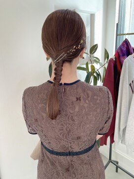 ヘアーアイスカルテット(HAIR ICI QUARTET) 代30代大人可愛いお呼ばれスタイルタイト編みおろしグレージュ