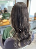 大人なホワイトベージュインナーカラー