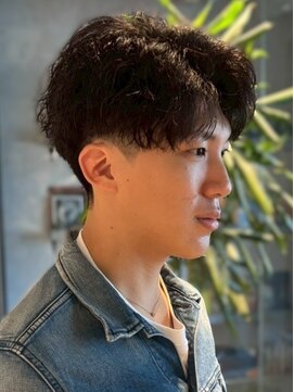 メンズサロン ブロック(Men's Salon bloc) センターパート ツイストパーマ 束感 ツーブロック 刈り上げ