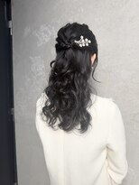 コトナ(kotona)&nbsp;【黒髪シンプルハーフアップ】ヘアアレンジヘアセットカチモリ