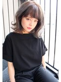 グレージュ　アッシュ　ブルージュ　ざっくりボブスタイル。