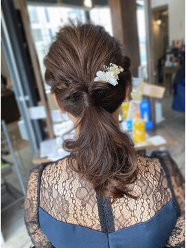 インス(ensue) 大人可愛い20代30代ポニーテール編み込み結婚式ヘアアレンジ中島