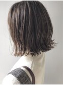 アッシュベージュのボブ