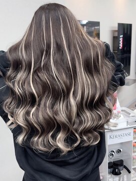 エミーバイモアムー(Emmie byMoremuu) 【埼玉ギャルの救世主】ハイライトエクステ×ブリーチカラー