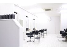 ヘアアンドメイク サファイア 豊橋店(ヘア&メイク SAPPHIRE)の雰囲気(白基調の店内でリラックスタイム【豊橋/岡崎/プルエクステ】)