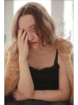 プレディカ(pledica) chiemi528 センターパート・とろみ・ベージュカラー