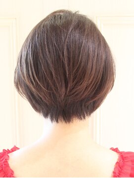 レウナ 外苑前(Reuna) 【30代・40代・50代】毛流れ綺麗なひし形ショート