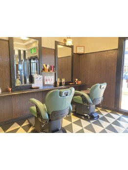 店内に流れるJAZZでより一層くつろげる、上質空間。幅広い年代の男女から高い支持を集める人気サロンです。