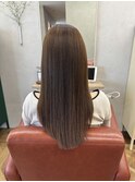 赤みを抑えた柔らかベージュ