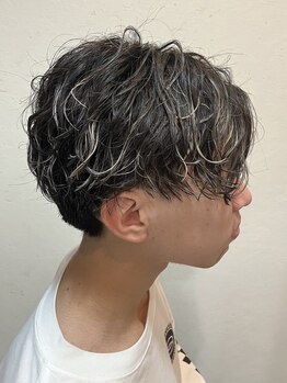 外部で講師も務める高い技術力を持つスタイリストが、丁寧なカウンセリングで理想のパーマスタイルに！