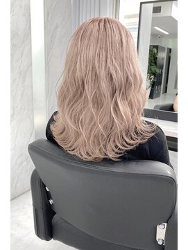 リア 大阪梅田(Ria) ～くびれヘア　ミルクティーアッシュ～【Ria 大阪 梅田】