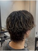 メッシュカラー×サーフカールパーマ×センターパートウルフ