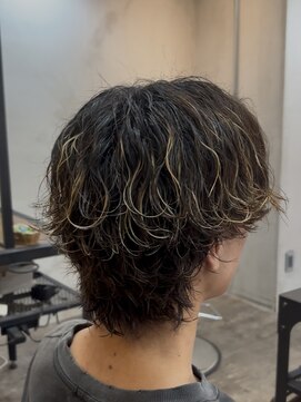 メンズサロン ガウディ 梅田茶屋町店(men's salon Gaudi) メッシュカラー×サーフカールパーマ×センターパートウルフ