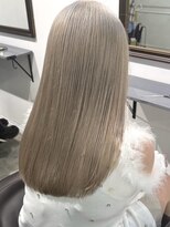 イリ 梅田(ili) ハイライトカラーミルクティーベージュレイヤーカット