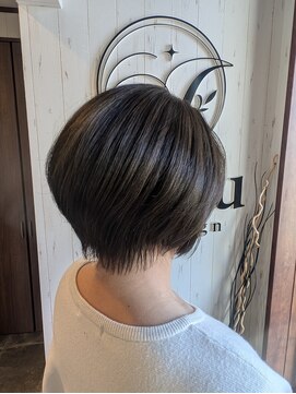 イル(iru) 白髪ぼかしハイライト×ショート