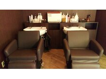 ラフェルヘアー(Rafel hair)の雰囲気（ゆったりソファーのシャンプー台、寝心地サイコー♪）