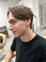 プラグ(Plug)&nbsp;メンズセンターパートショートクセ毛20代30代眉カット