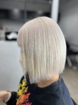 ワン(ONE) white×ボブ