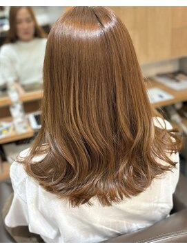 ロッカ(ROCCA) くびれヘアキャメルベージュの艶ゆるミディ