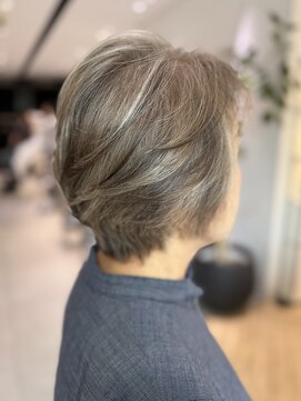 ステア ケース(stair case) カットと髪質に合わせてデザイン白髪ぼかしカラー