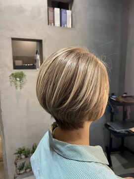 ニマルニーニー バイ ヤスオカ(2022 BY YASUOKA) 40代　ショート　明るい白髪染め