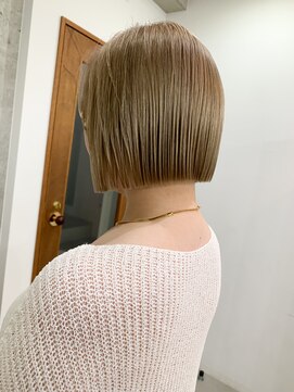 サクラ オモテサンドウ(SAKURA) 切りっぱなしボブ　ベージュカラー