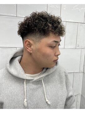 メリケンバーバーショップ フクオカ(MERICAN BARBERSHOP FUK) メンズカットハイライトカーリースキンフェード