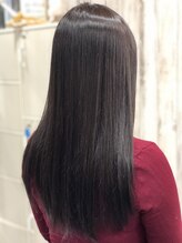 ピンピンしない、自然な丸み。薬剤のパワーを細かく調整し、ダメージを抑えながら強い癖もしっかり伸ばす。