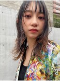 外ハネウルフカット×ニュアンスカラー×ウェットスタイリング