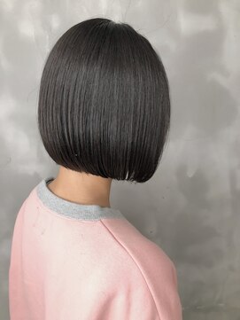 リュッカ(Lyuck) ラインが綺麗なワンレンボブ