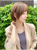 大人かわいいショートボブカーキグレージュフェザーバング