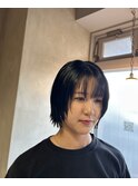 お顔まわりのレイヤーがかわいいミニボブスタイル
