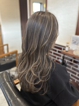 ヴィント(Vint.) グレージュハイライトカラーのロングレイヤー