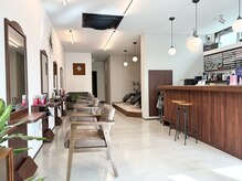 ギア(GHIA)の雰囲気（広々とした店内。カフェのような落ち着いた雰囲気。）