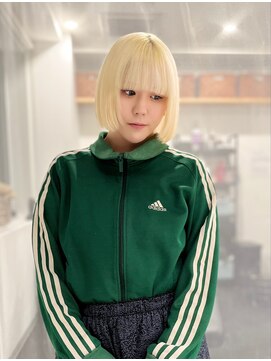 ナナ(NANA) ホワイト/ブロンド/ブリーチ/カラー/抜きっぱなし/ボブカット