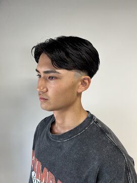 イッヒ 茅ヶ崎(IHHI) 海外風/刈り上げセンターパート/ニュアンスパーマ/フェード