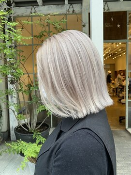 ラウブロッサム 大宮西口店(Lau Blossom) ホワイトベージュ トリプルカラー ケアブリーチ