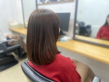 ホワイトアンドブラックの雰囲気（ポニーテールのできるヘアスタイルとセット面）