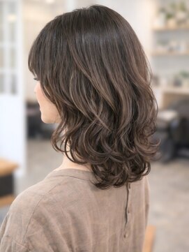 ビューティースペースラルジュヘアー(Beauty Space Large hair) ミディアム ウェーブくびれパーマ 無造作 アッシュグレージュ