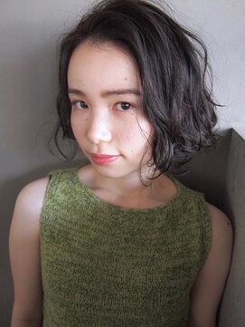 コス(kos) 大人カジュアルな無造作ウェーブボブ